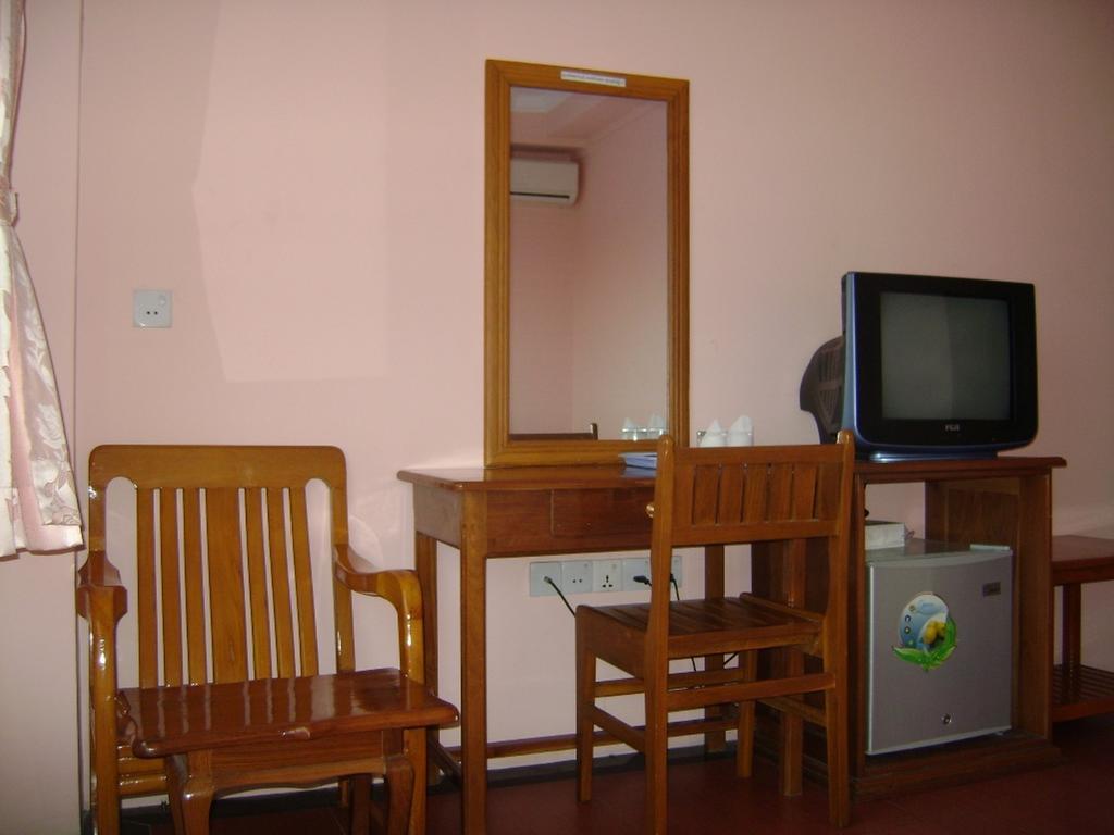 Royal Boss Hotel Rangoon Buitenkant foto