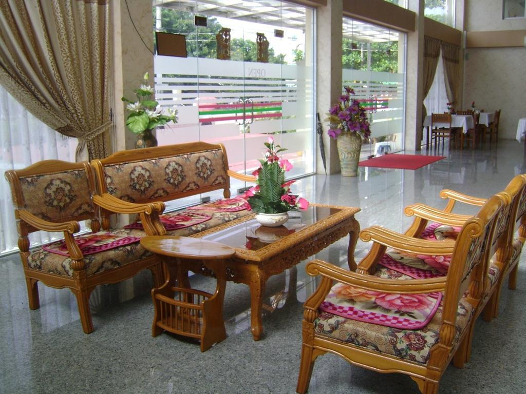 Royal Boss Hotel Rangoon Buitenkant foto