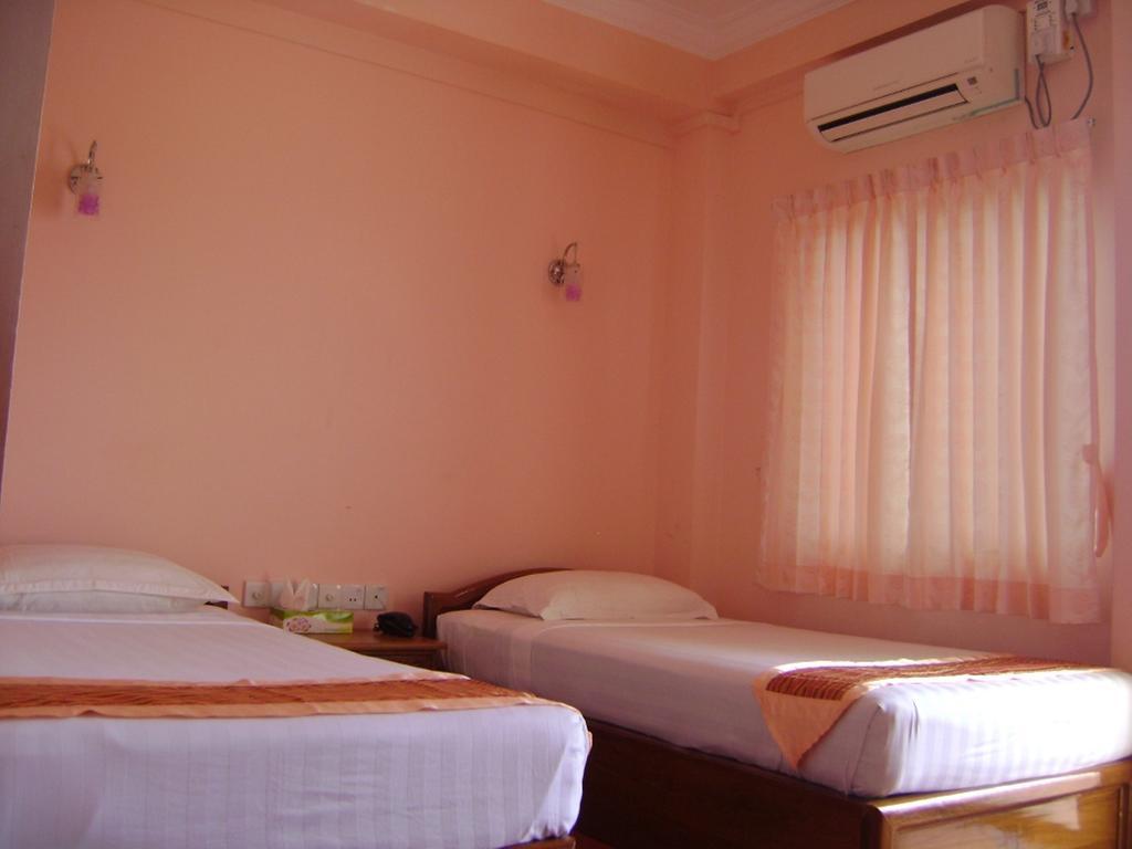 Royal Boss Hotel Rangoon Buitenkant foto