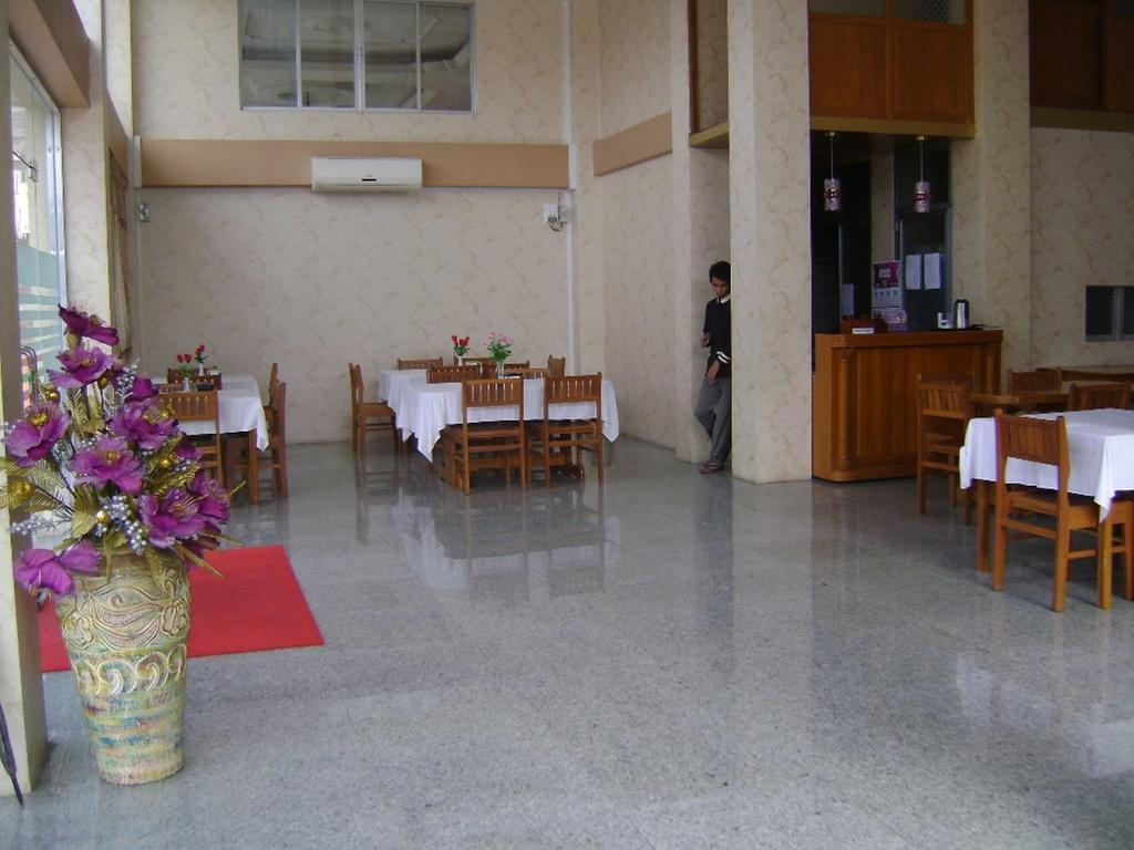 Royal Boss Hotel Rangoon Buitenkant foto